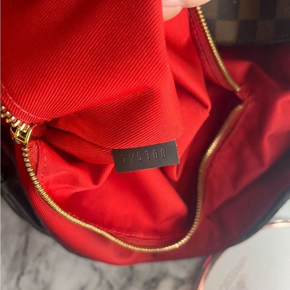 Louis Vuitton - Picture 3 of 3